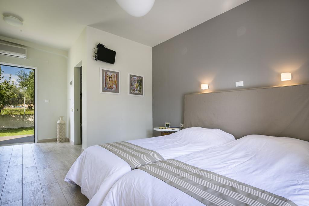 Olive Grove Studios & Apartments Свороната Экстерьер фото